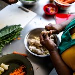 Chef cuisinant avec gingembre