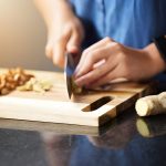 Chef cuisinant avec gingembre frais