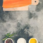 poivre sauvage fraîchement moulu sur poisson.