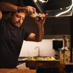 Chef cuisinier utilisant les poivres